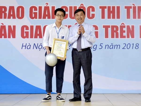 24 học sinh nhận giải Cuộc thi “Vì An toàn giao thông Thủ đô” trên internet