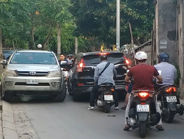Quận Hoàng Mai: Đường dân sinh “nghẹt thở” vì ô tô