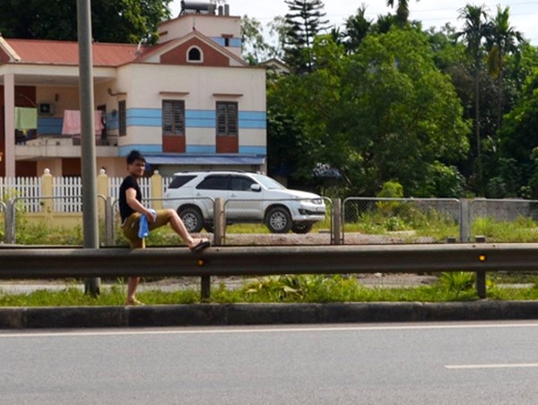 Người dân vẫn chủ quan khi đi bộ sang đường