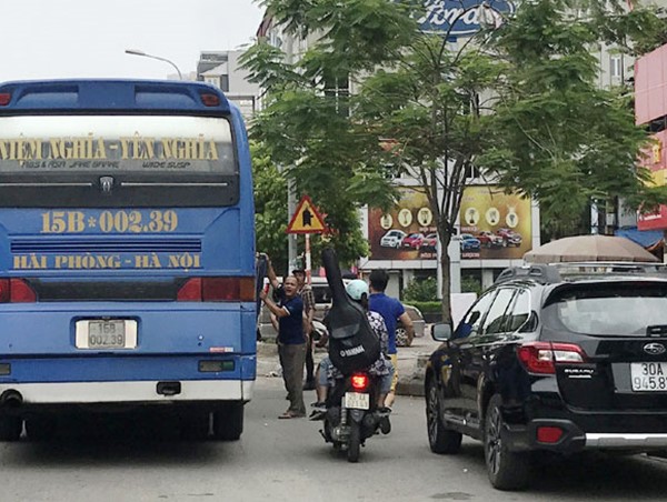 Điểm nóng giao thông: Tiếp diễn bến “cóc” tại nút giao Nguyễn Trãi - Vành đai 3