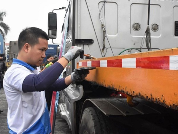 Dán dải phản quang cho xe tải: Cần thiết để kiềm chế tai nạn giao thông