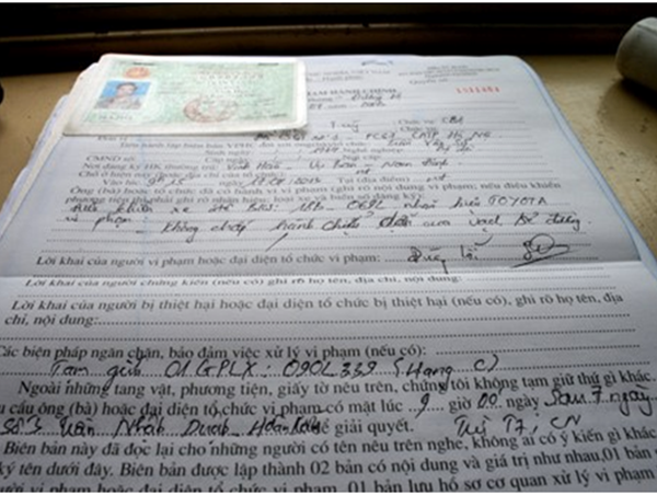 Có được lấy lại giấy tờ bị thu giữ sau khi đã làm mất biên bản xử phạt vi phạm giao thông?