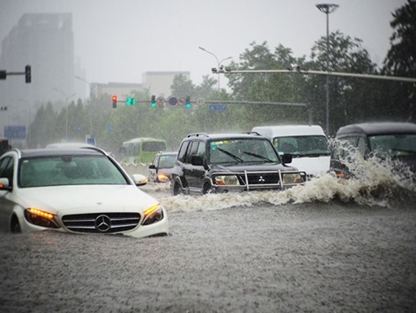 Những lưu ý với tài xế ô tô khi lưu thông qua đoạn đường ngập nước