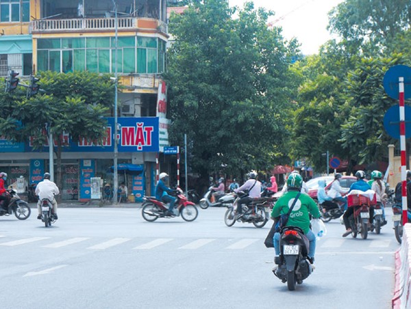 Điểm nóng giao thông: Thản nhiên ngược chiều tại nút Huỳnh Thúc Kháng - Nguyễn Chí Thanh