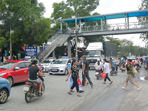 Người Hà Nội sang đường như thiêu thân, ngó lơ cầu bộ hành