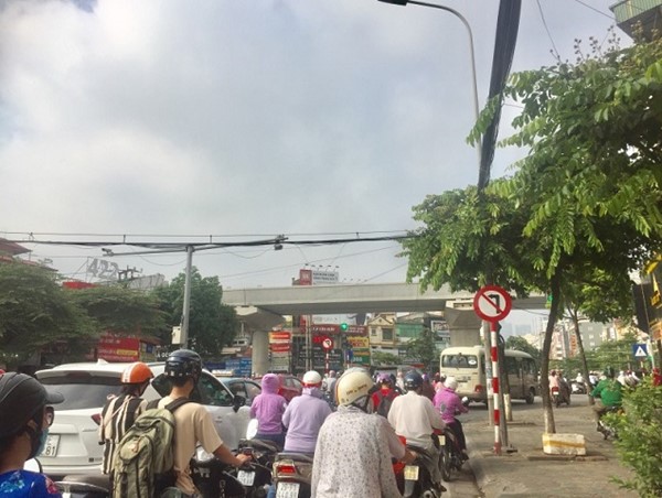 Điều chỉnh giao thông trên tuyến đường Xuân Thủy và Cầu Giấy: Người dân còn nhiều bỡ ngỡ