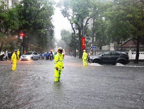 Đảm bảo trật tự an toàn giao thông mùa mưa bão: Tăng cường chốt trực, hạn chế rủi ro