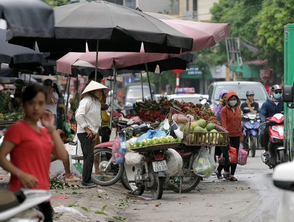 Phố Trần Bình, Hà Nội: Người đi bộ không còn lối đi trên vỉa hè