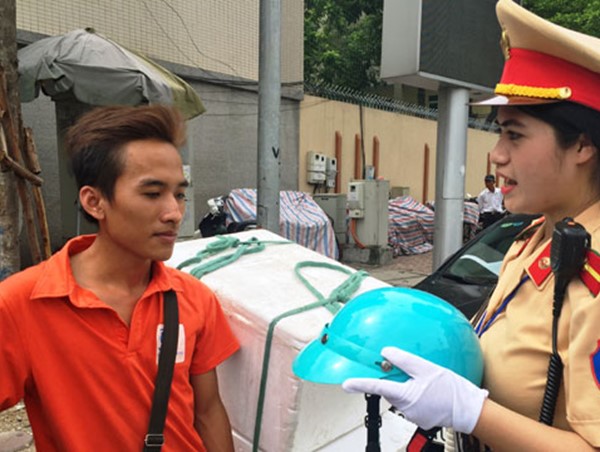 Hà Nội: CSGT tặng mũ bảo hiểm cho người vi phạm