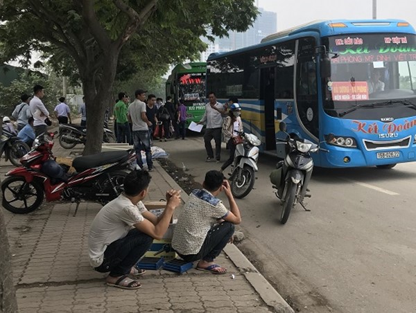 Bến “cóc” vẫn tồn tại trước cửa Trung tâm Hội nghị Quốc gia