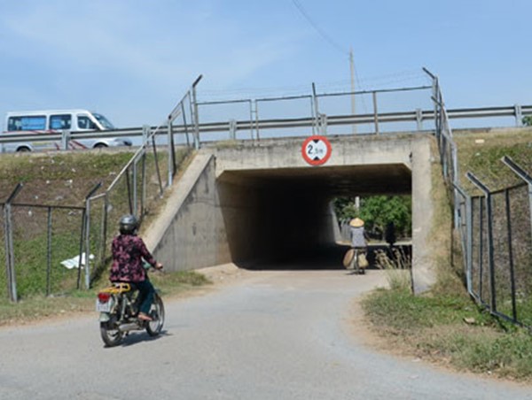 Đóng cống chui qua cao tốc Pháp Vân để thi công