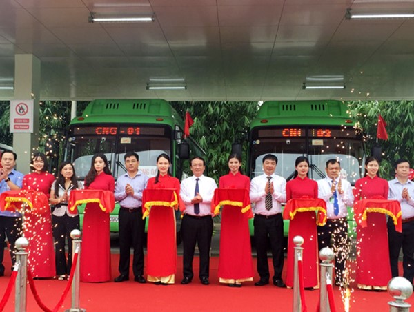 Hà Nội: Xe buýt sử dụng nhiên liệu sạch CNG chính thức lăn bánh