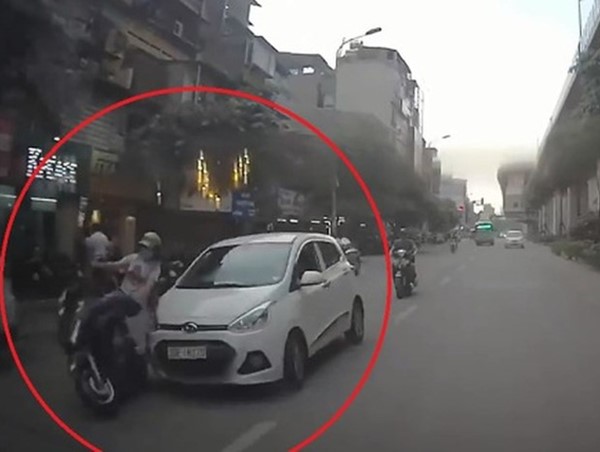 Hà Nội: Tạm giữ tài xế say rượu đâm hàng chục phương tiện rồi bỏ chạy