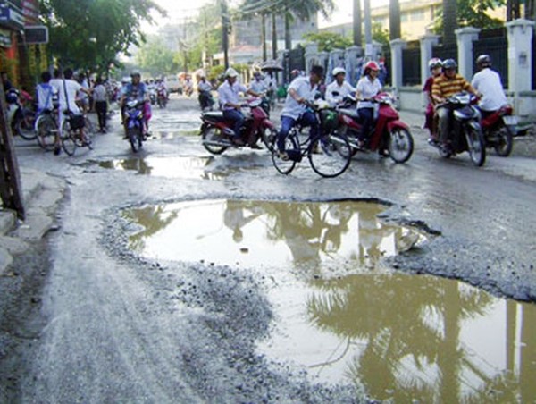 Hà Nội: Sớm khắc phục “ao” trên đường
