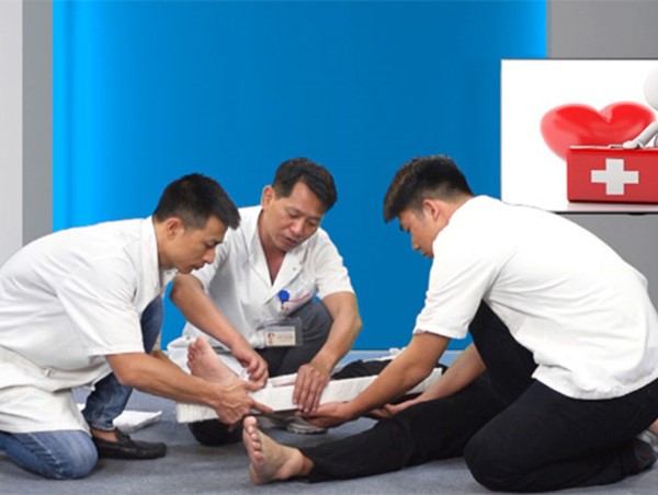 Hướng dẫn xử trí khi bị gãy kín xương cẳng chân