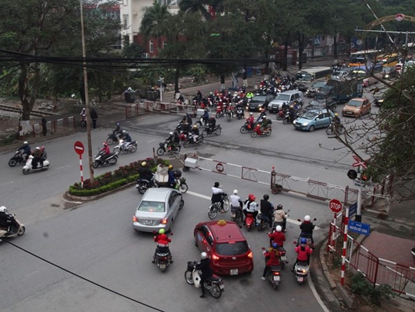 Đừng cố vượt đường tàu!