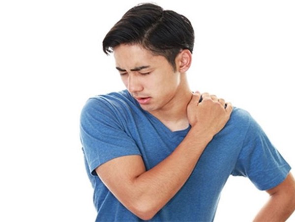 Cách sơ cứu ban đầu và xử trí khi bị trật khớp vai