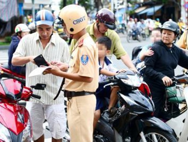 Không chấp hành yêu cầu kiểm tra của CSGT bị phạt thế nào?