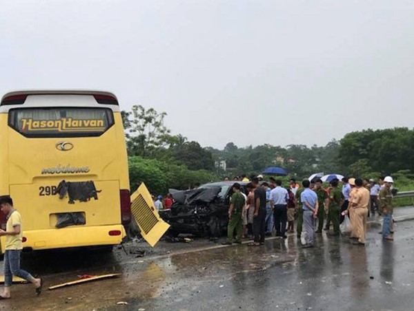 "Xế hộp" đâm xe khách trên cao tốc Nội Bài - Lào Cai, nhiều người bị thương