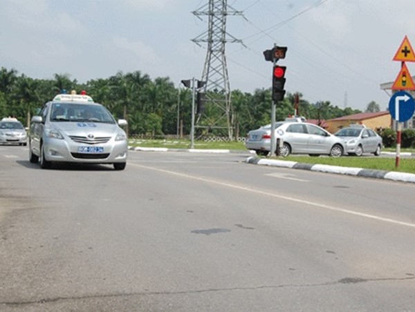 Vượt đèn đỏ khi thi bằng lái xe sẽ bị đánh trượt