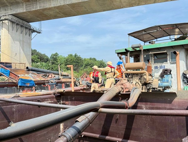 Hà Nội xử lý phương tiện thủy gắn thiết bị khai thác cát trên sông Hồng