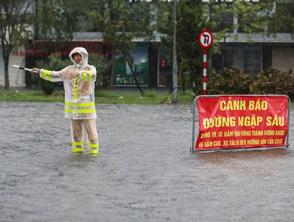 Hà Nội: còn 23 vị trí ngập sâu, xe không đi qua được