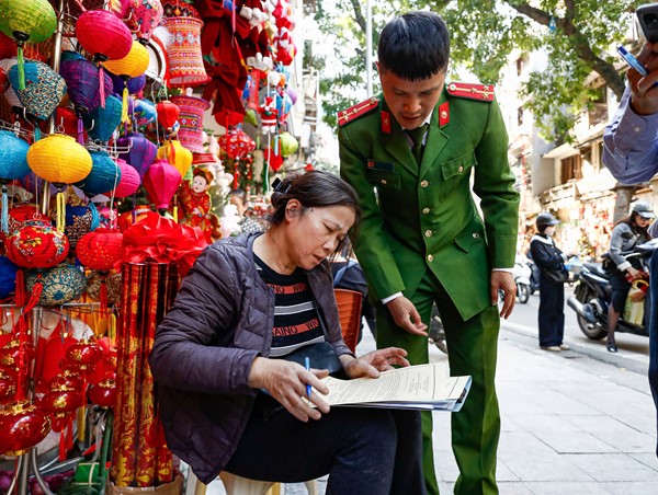 Hà Nội: ra quân dỡ mái che, dọn dẹp vỉa hè trả lại đường cho người đi bộ