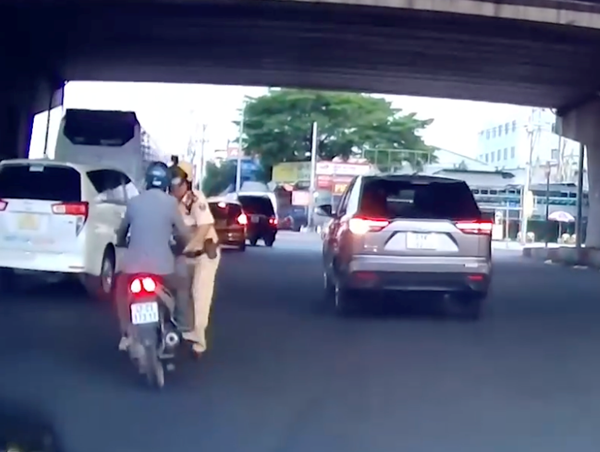 Tài xế vi phạm nồng độ cồn gấp 2 lần mức kịch khung, tông vào chân CSGT