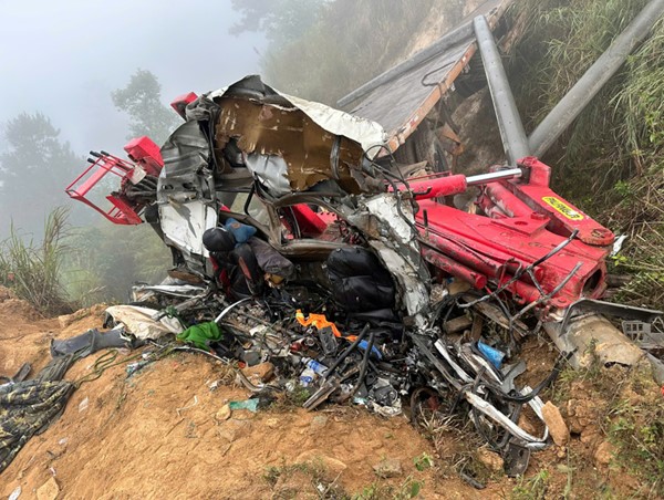 Xe đầu kéo chở trụ điện lao xuống vực sâu, 3 người thương vong