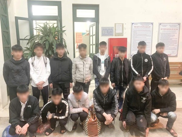 Ngăn 2 nhóm thanh thiếu niên phóng xe tốc độ cao, rượt đuổi, uy hiếp nhau trên đường