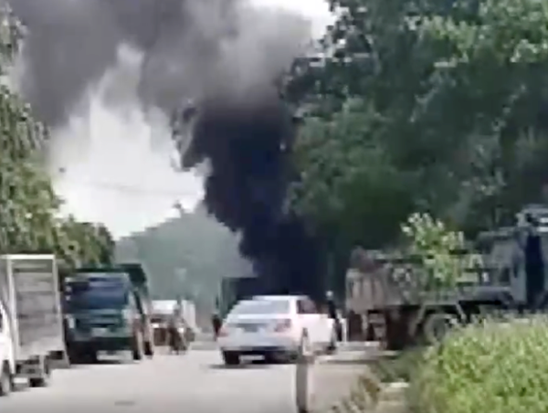 Xe tải bốc cháy dữ dội trên Quốc lộ 15 qua Hà Tĩnh