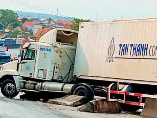Xe container đâm dải phân cách gây ách tắc trên quốc lộ 1A