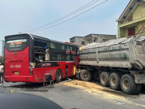 Tai nạn liên hoàn 3 ô tô trên Quốc lộ 1A, 8 người bị thương