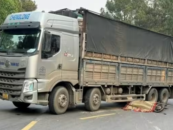 Xe máy va chạm ô tô tải, 3 học sinh thương vong