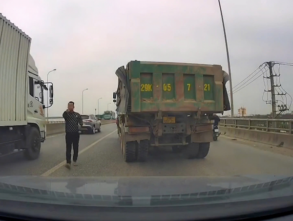 Tìm người liên quan đến vụ xe tải chèn ép ô tô con trên cầu vượt Bắc Hồng