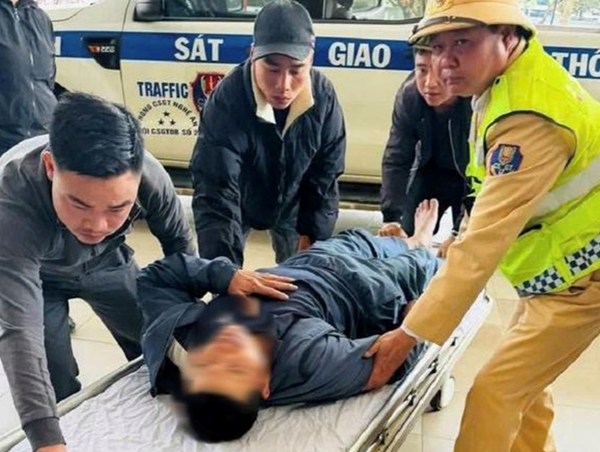 CSGT kịp thời đưa người đàn ông đột quỵ trên ô tô đi cấp cứu