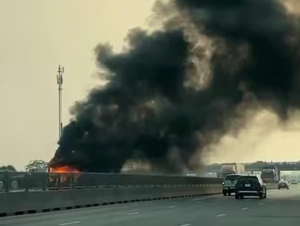 Cháy xe đầu kéo trên cao tốc Cao Bồ - Mai Sơn