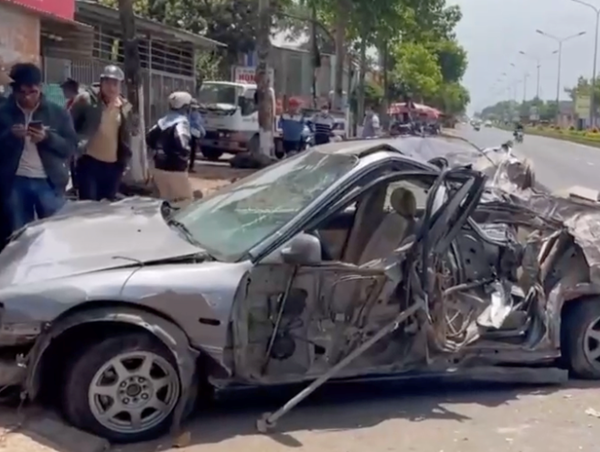 Xe ô tô phóng tốc độ cao lao lên lề đường, 3 người bị thương nặng