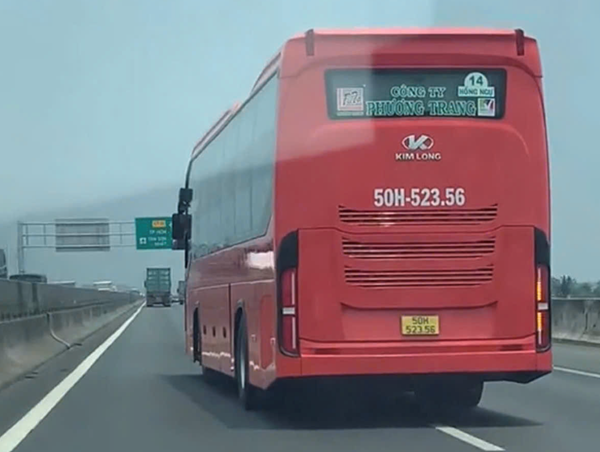 Xử phạt xe khách chuyển làn không xi nhan, không tuân thủ khoảng cách trên cao tốc