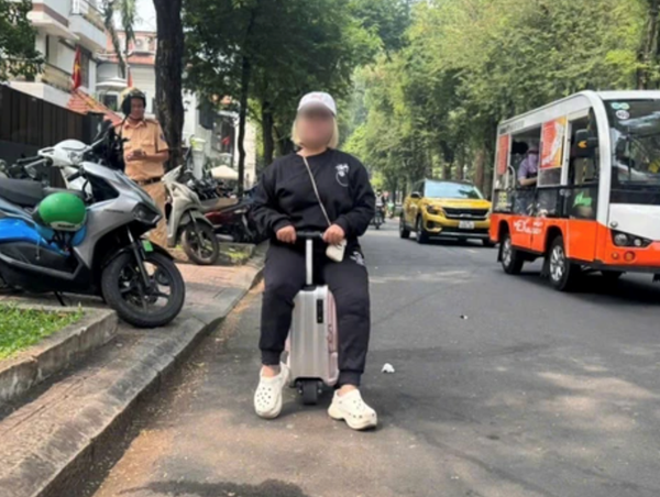 Thêm một trường hợp dùng vali điện lưu thông trên đường ở TP Hồ Chí Minh