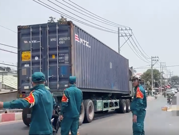 Va chạm với xe container, một tài xế xe ôm công nghệ tử vong