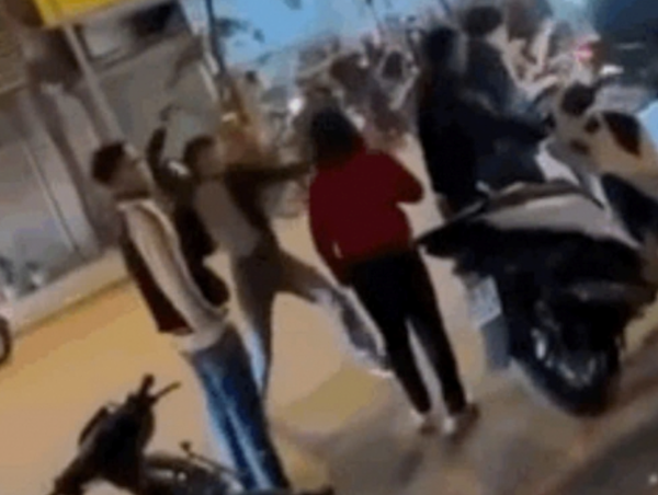 Ngăn va chạm sau tai nạn, nhóm thanh niên bất ngờ nổi máu côn đồ giữa đường