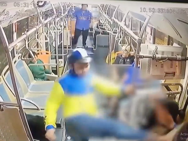 Thanh niên mặc áo xe ôm công nghệ lao lên đánh tài xế xe buýt tới tấp