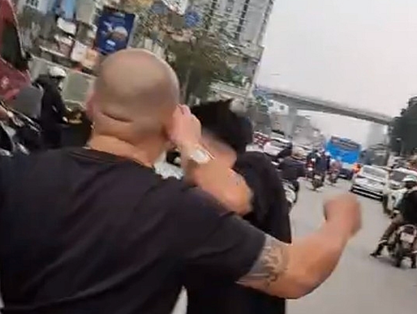 Làm rõ vụ việc xô xát với tài xế taxi trước cổng Bệnh viện Bạch Mai