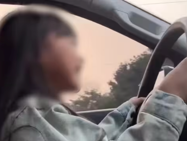 Xác minh clip bé gái cầm vô lăng chạy ô tô trên đường