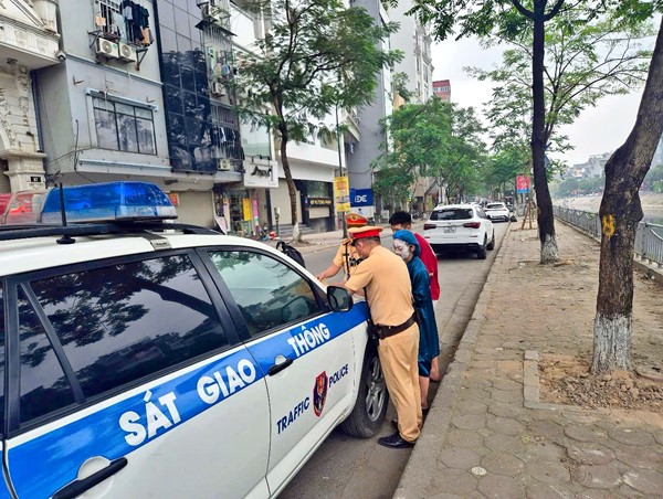 Xử phạt nhiều xe đỗ bừa bãi trên phố Vũ Tông Phan