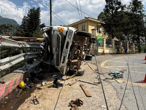 Tai nạn giao thông mới nhất 19/4/2024: xe bồn tông lật xe ba gác, cán 1 người tử vong