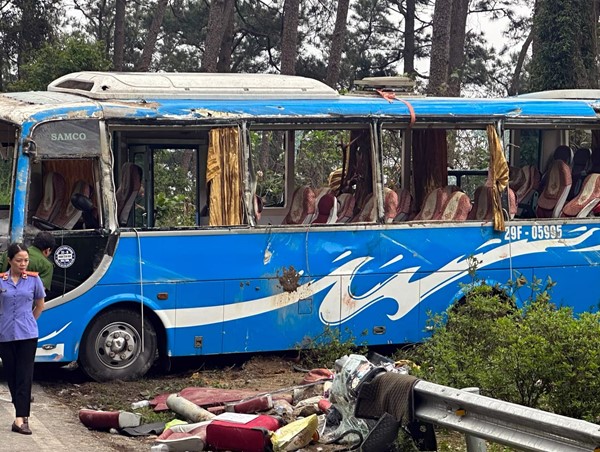 Khẩn trương điều tra, làm rõ nguyên nhân vụ lật xe khách tại Tam Đảo