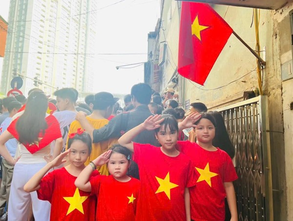 Hàng triệu người dân phấn khích xem màn diễu binh, diễu hành A80