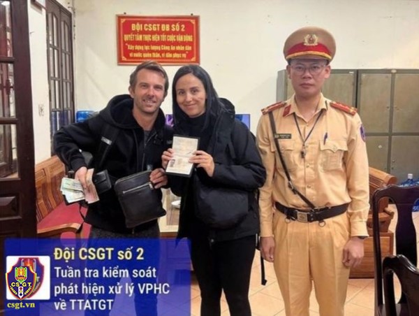 2 du khách người Pháp được CSGT hỗ trợ tìm đồ bị bỏ quên trên xe khách 